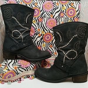 Like new GUESS boots!